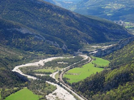 De l’arête : le fond de vallée du Grand Buëch côté La Rochette, avec la rivière, la route et la voie ferrée