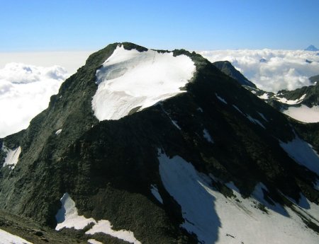 La Croix Rousse, lointaine et isolée, magnifique avec son petit glacier suspendu.