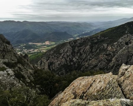Vue sur la vallée de l’Orb depuis les rochers sud du col de Bartouyre