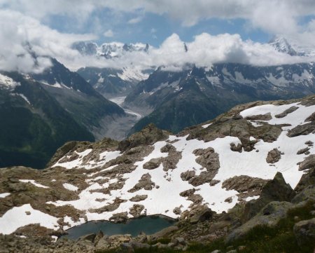 Le Lac (inférieur) de la Persévérance, sur fond de massif du Mont-Blanc